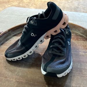 On cloud running, size 8, Gray